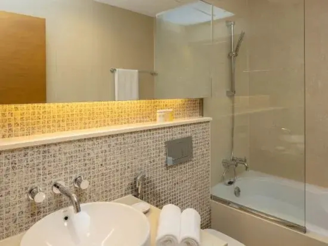 Dubai Mall short walk large studio | Balcony