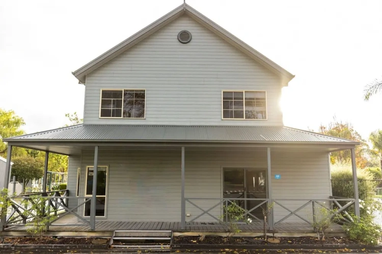 5 Bedrooms Double Cottage