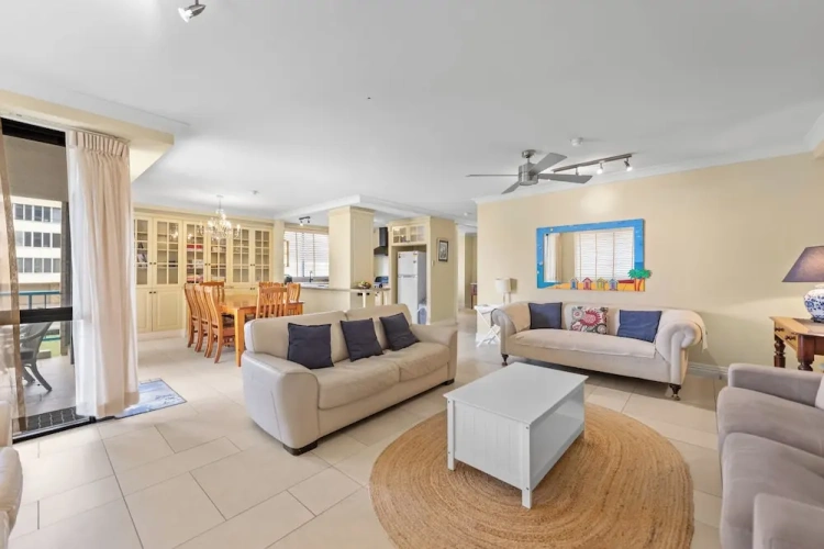 3 Bedrooms Sextuple Apartment with balcony and with garden view