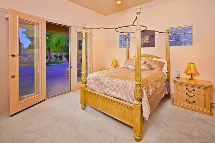 5 Bedrooms Villa
