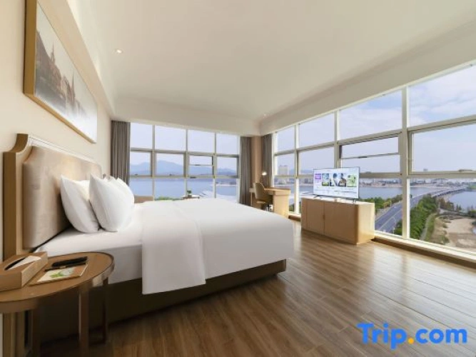 Standard Double room with lake view