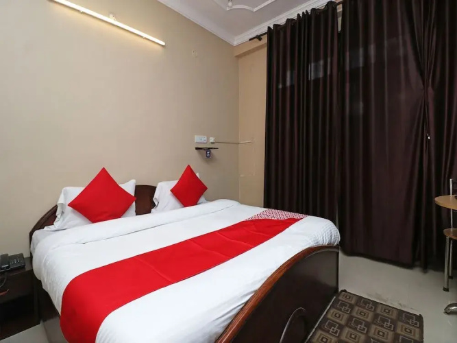 OYO 28173 Hotel Reeva