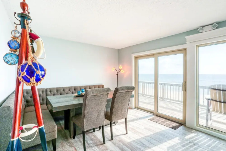 Beachfront Getaway With Ocean Views, Washer/dryer & AC - Snowbirds Welcome