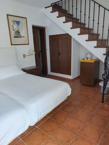 2 Bedrooms Standard Family room with mountain view