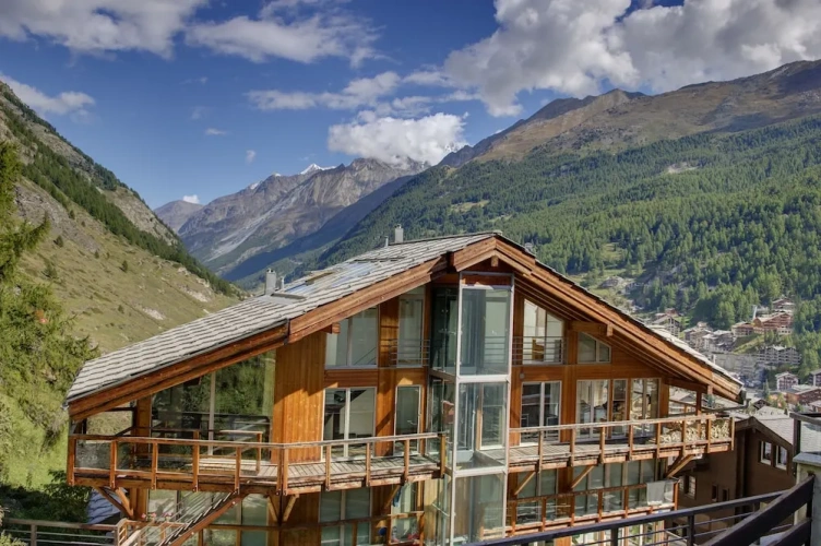 4 Bedrooms Luxury Penthouse room with balcony and with mountain view