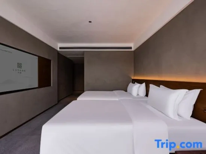 3 Bedrooms Suite with lake view