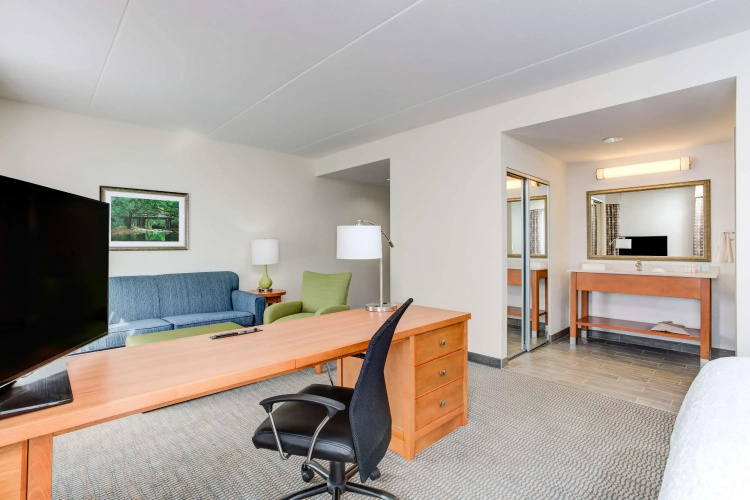 Hampton Inn & Suites Manchester