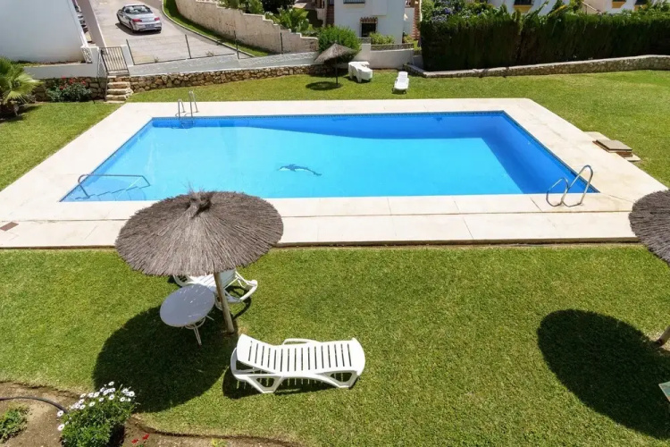 Sunny Tranquility With Pool