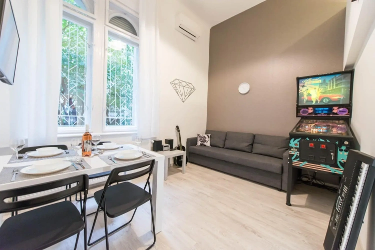 Apartment with garden view