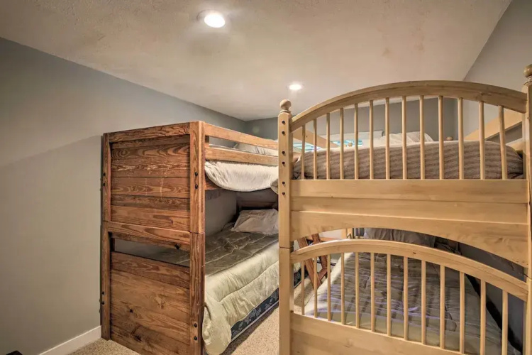 Bartlett Condo w/ Mtn-view Deck < 1 Mi to Skiing!