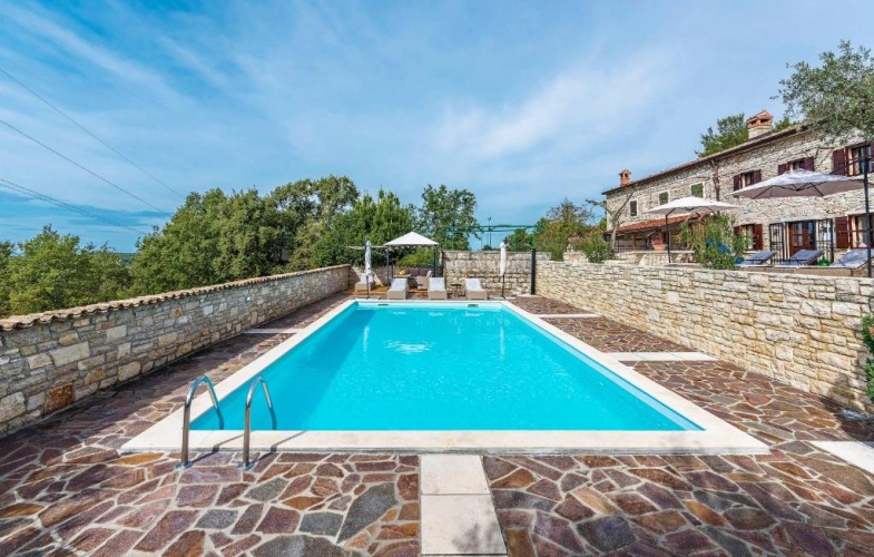 4 Bedrooms Villa