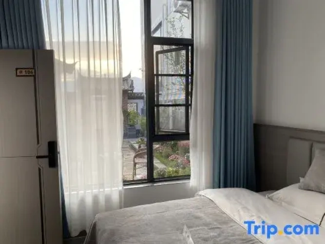 Standard Twin room with courtyard view