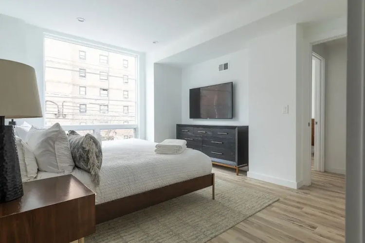 Stylish 3BR Retreat w Private Deck Near NYC