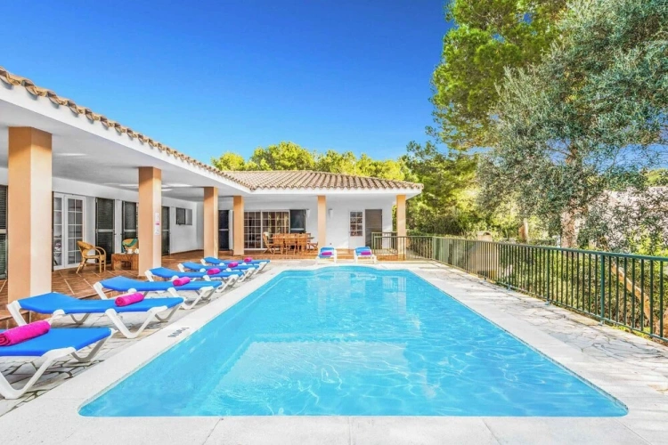 4 Bedrooms Villa