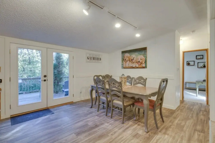 Spacious Home: 10 Miles to Wintergreen Resort!