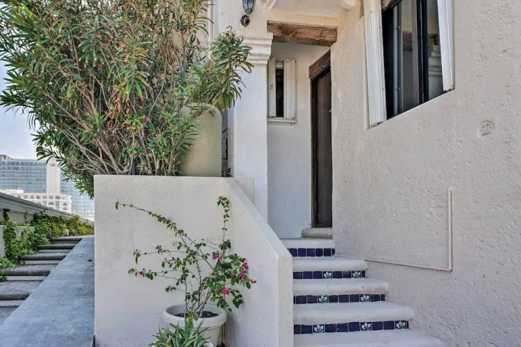 Updated Oceanside Townhome w/ Pool: Walk to Beach!