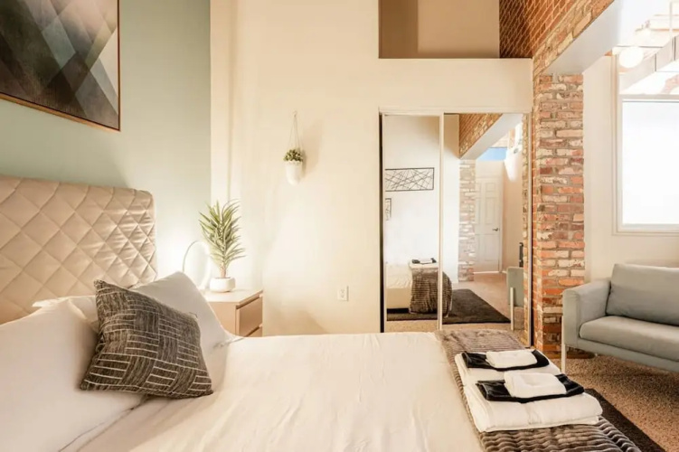 2 Bedroom Historic Brick Getaway with Wifi