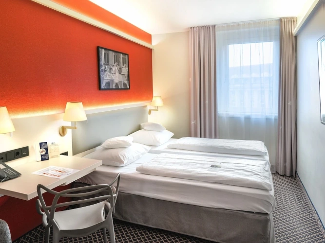 Standard Twin room with street view