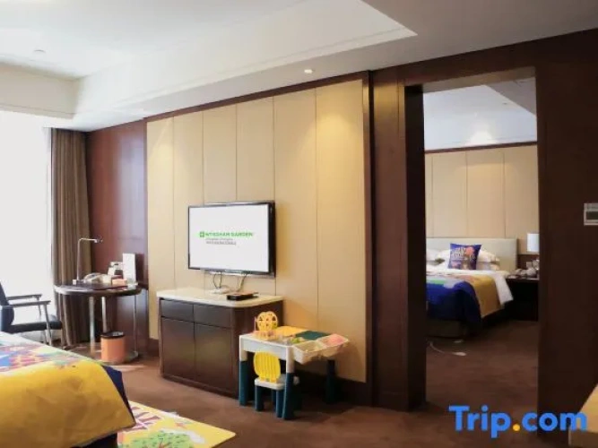 Deluxe Family Suite