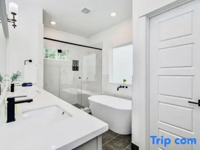 Modern getaway near downtown and airport