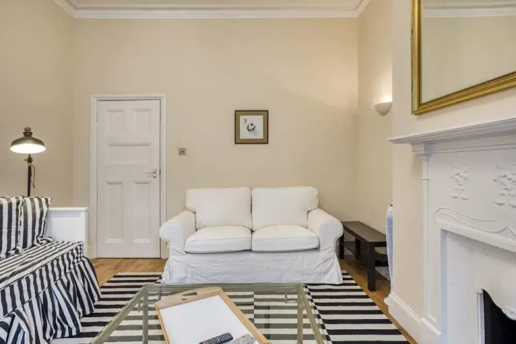 Spacious 2bed/2bath Apt, 5mins to Victoria St
