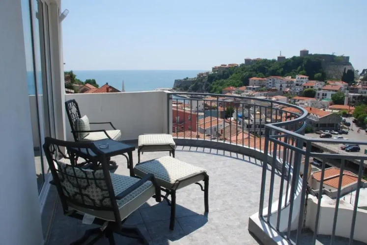 3 Bedrooms Apartment with balcony
