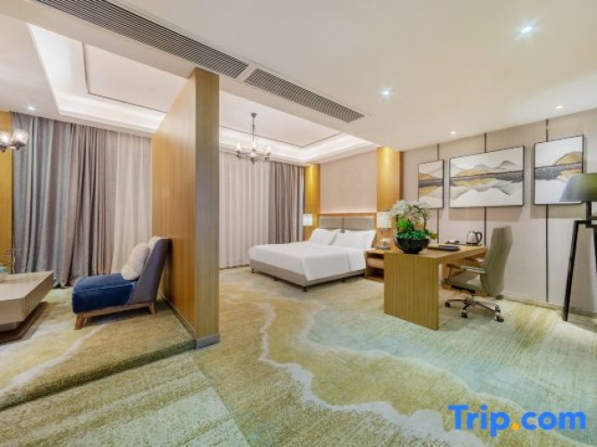 Executive Suite with garden view