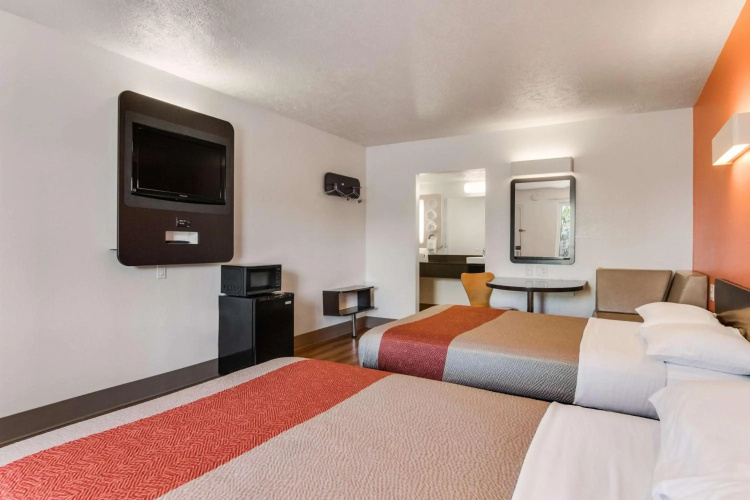 Motel 6 Youngstown, OH