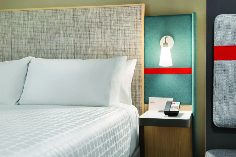 avid hotel Cedar Rapids South