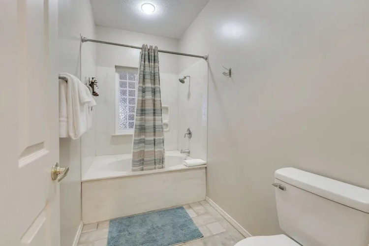 Walk to Branson Strip: Inviting Condo!