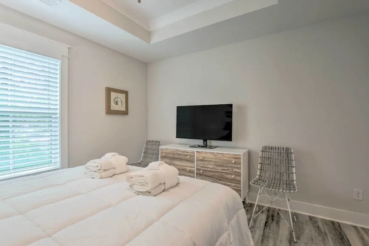 4 Bedrooms Apartment