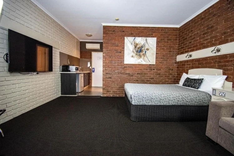 Superior Double Basement room