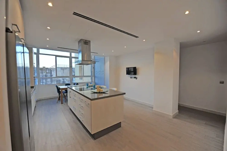 5 Bedrooms Apartment with balcony