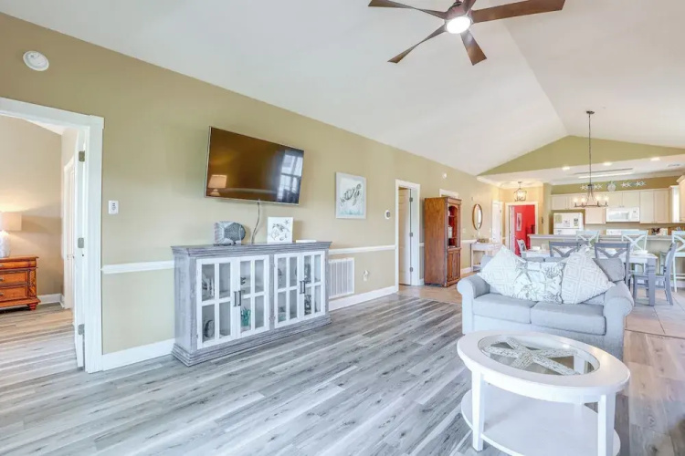 Golf Course View, Pool Access: Myrtle Beach Condo!
