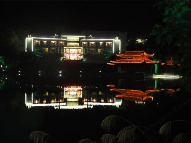 Lake Home Hotel