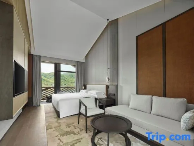 Standard Twin room with lake view