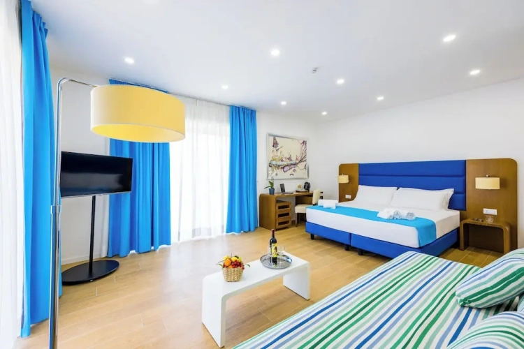 Deluxe Triple room with balcony and with city view