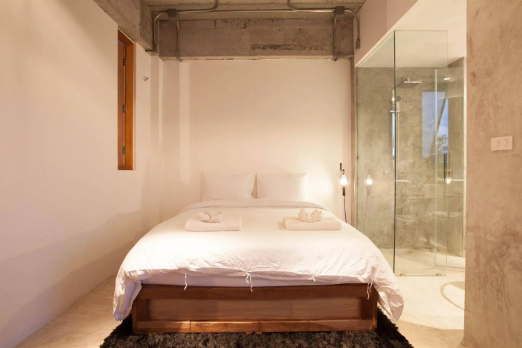 ELLA Bar, Bistro & Bed