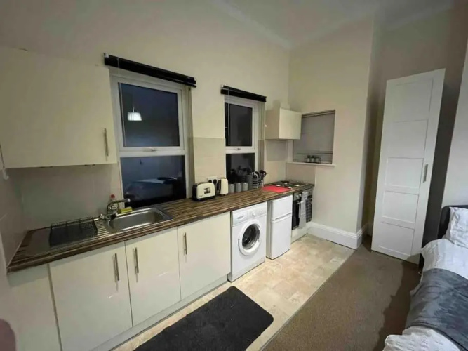Modern studio apartment - great location!