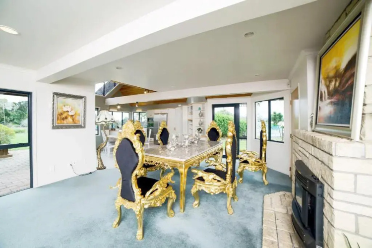 261 Holiday House