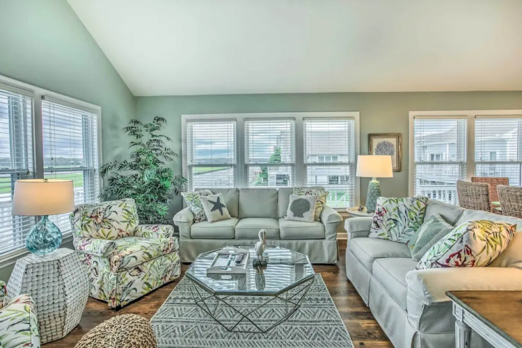 Spacious Beach Cottage w/ Private Dock Access