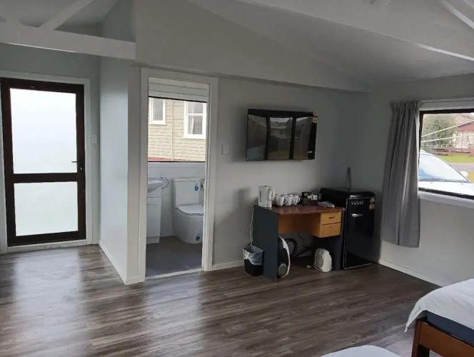 4 Double Beds and 2 Sofa Bed chalet