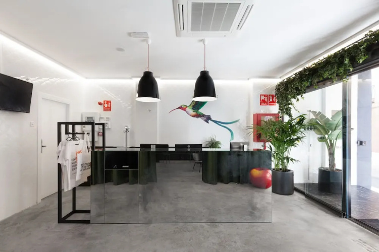 2060 The Newton Hostel & Market