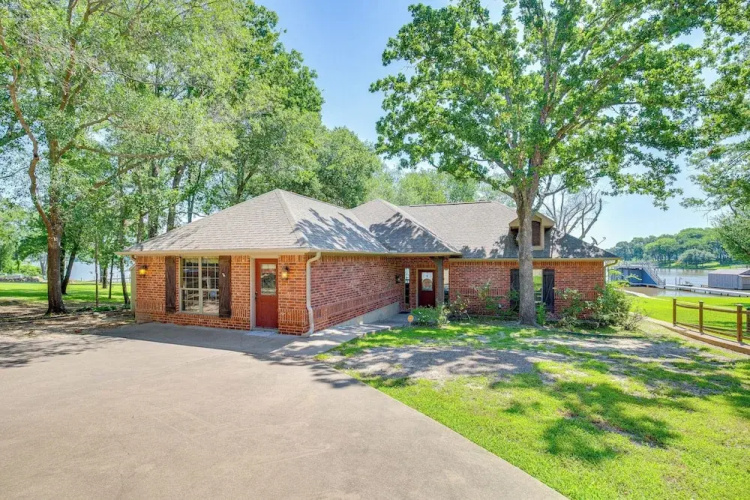 Views & Private Dock: Lakefront Eustace House!