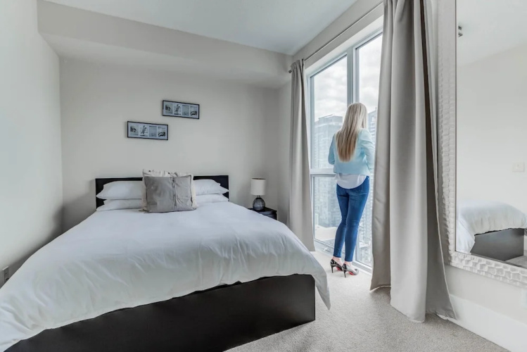 Noel Suites - John and Front St West