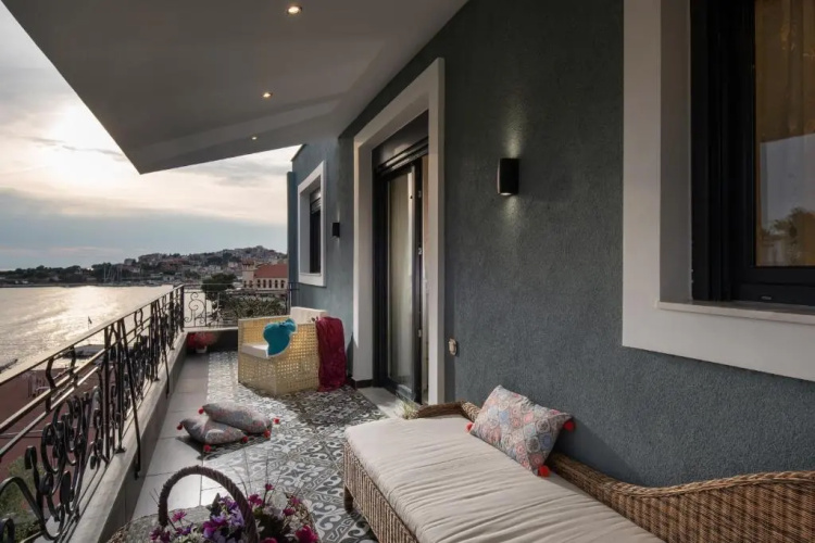 Pela Veranda Exquisite Suites