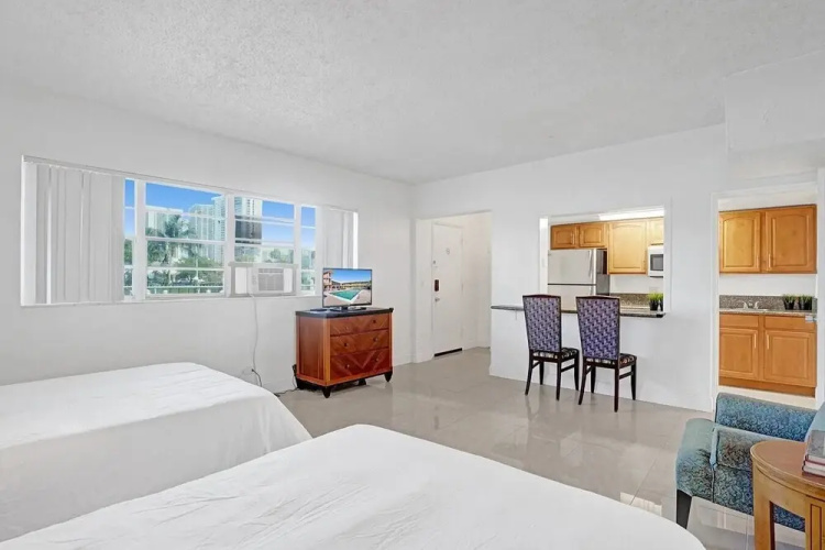 Pool & Gulfstream Hallandale Beach Escape