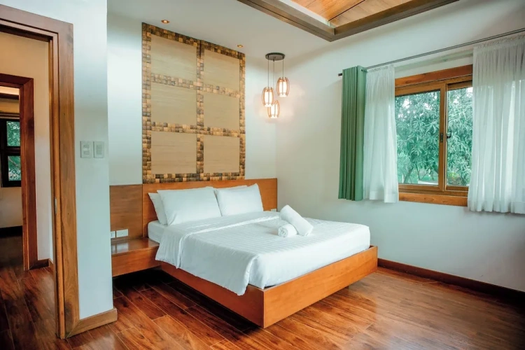 2 Bedrooms Standard Family room with garden view