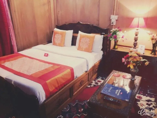 Houseboat Lake Thao