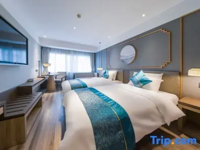 Double Suite with street view